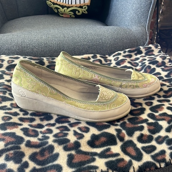 Ernie’s plus size 8 comfort mini wedges. Floral light green pattern - Picture 3 of 6